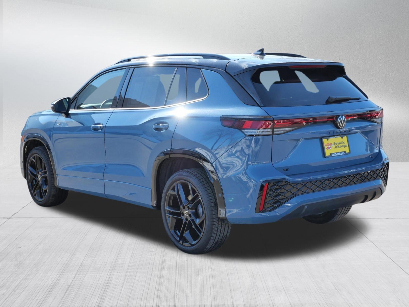 Certified 2025 Volkswagen Tiguan SE R-Line image 5