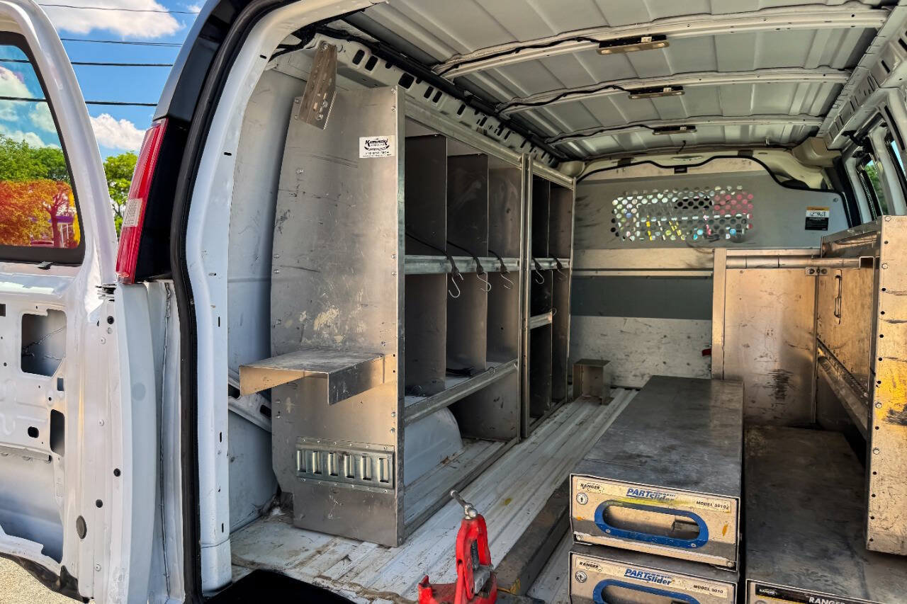 Used 2018 Chevrolet Express 2500 w/ Driver Convenience Package RWD image 16
