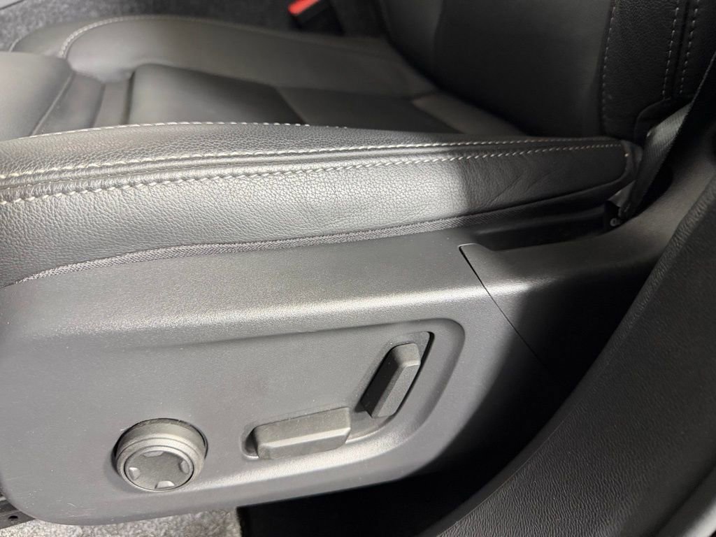 Used 2025 Volvo XC40 B5 Plus image 23