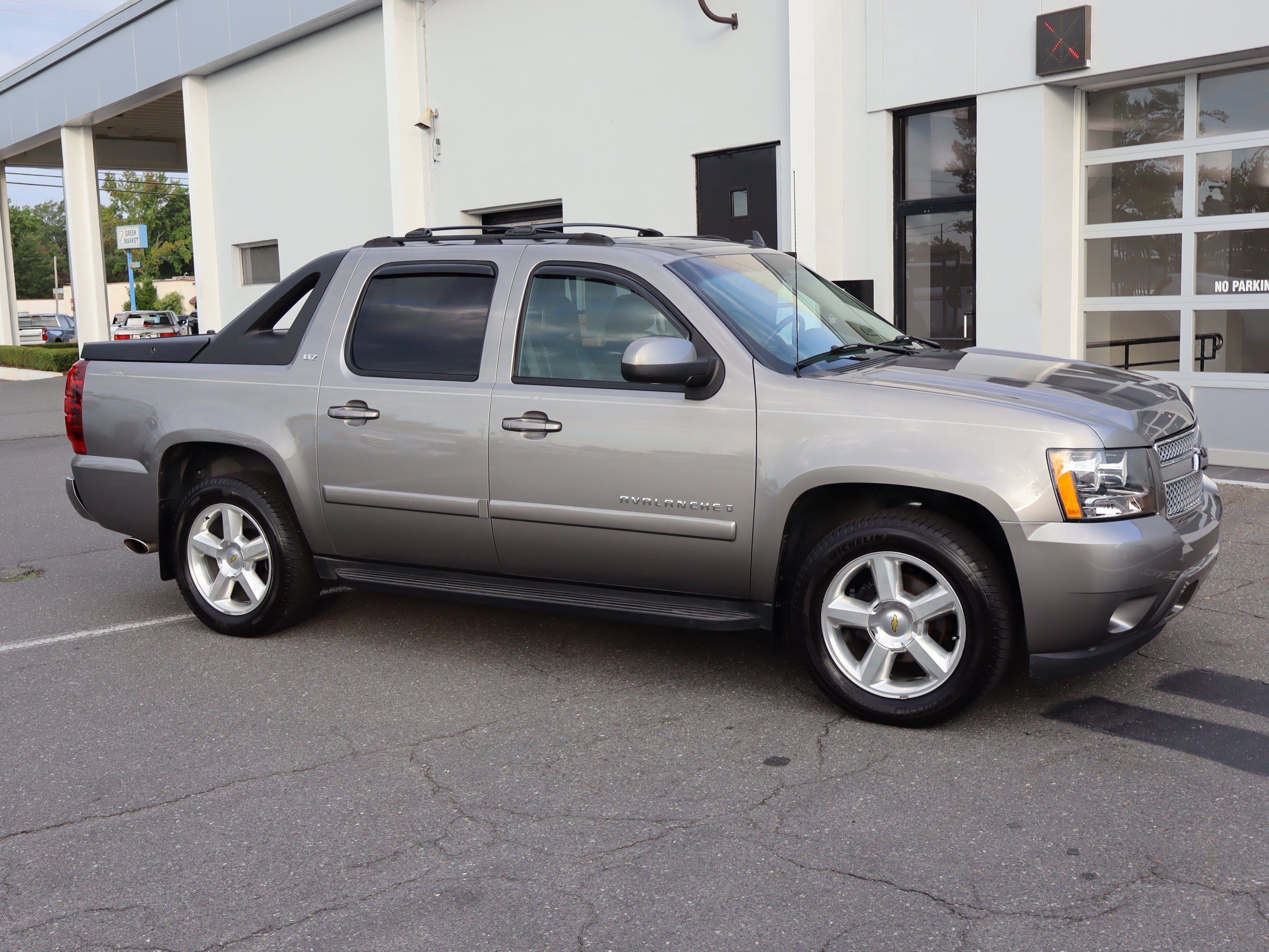 Used 2007 Chevrolet Avalanche LTZ w/ LTZ Preferred Equipment Group AWD/4WD image 2