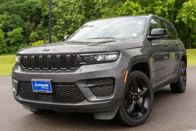 Used 2024 Jeep Grand Cherokee Altitude AWD/4WD image 1