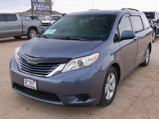 Used 2015 Toyota Sienna LE FWD image 2