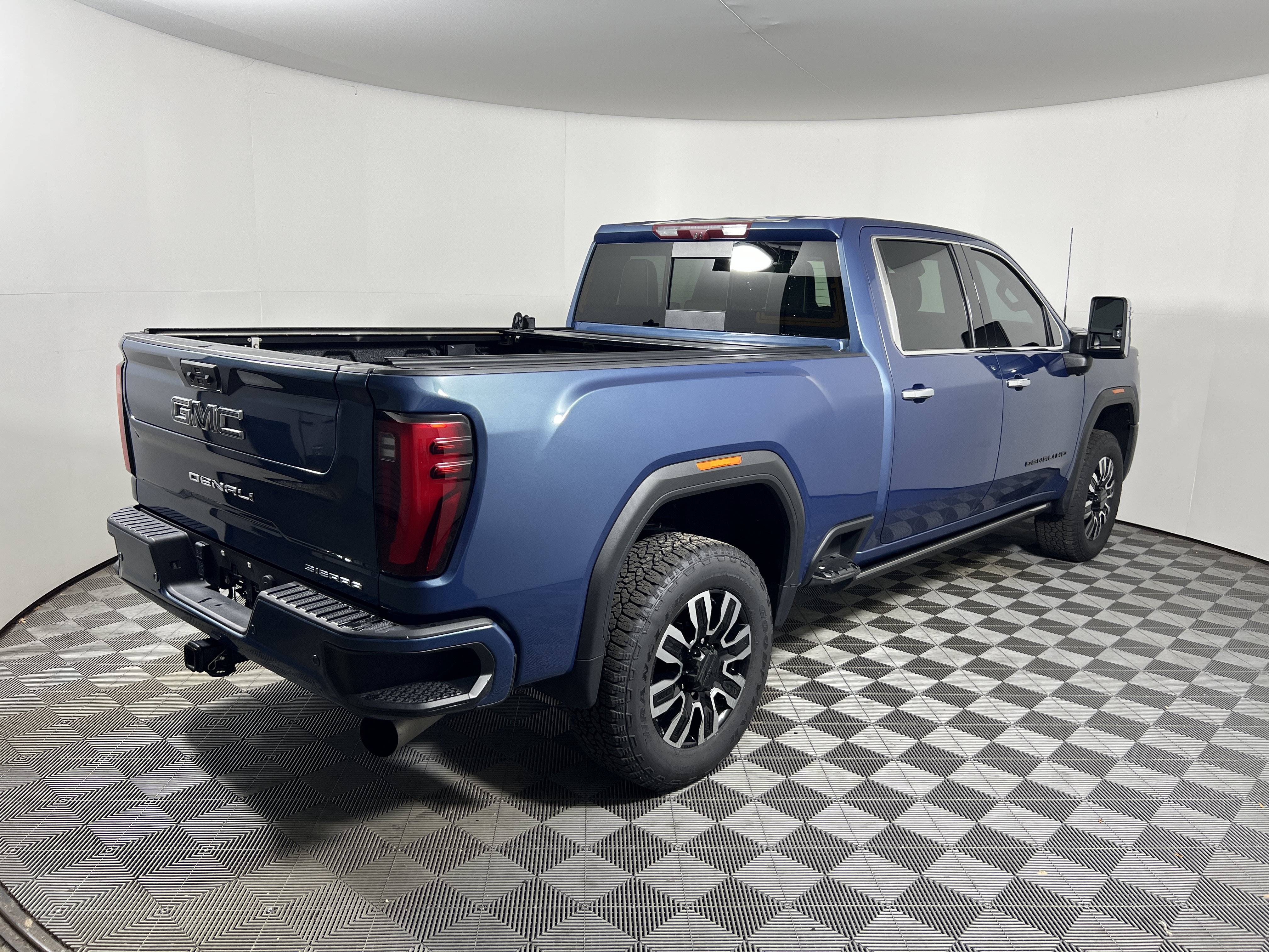 Used 2024 GMC Sierra 2500 Denali Ultimate AWD/4WD image 5