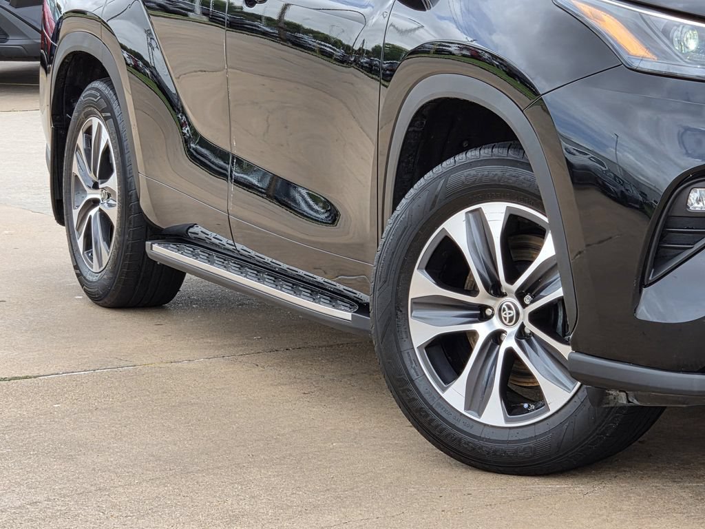 Used 2024 Toyota Highlander XLE FWD image 12