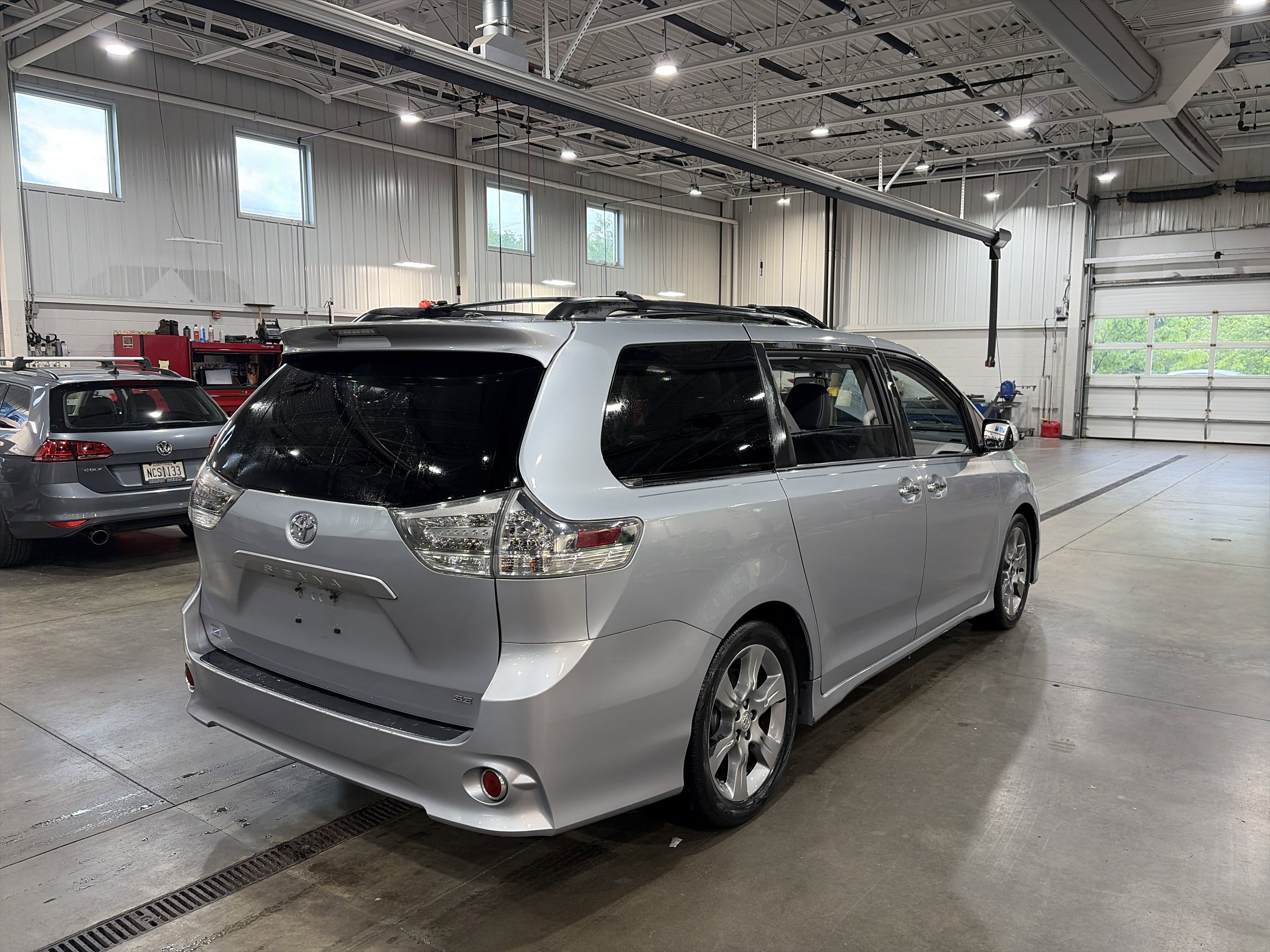 Used 2013 Toyota Sienna SE w/ Premium Pkg w/Entune FWD image 4
