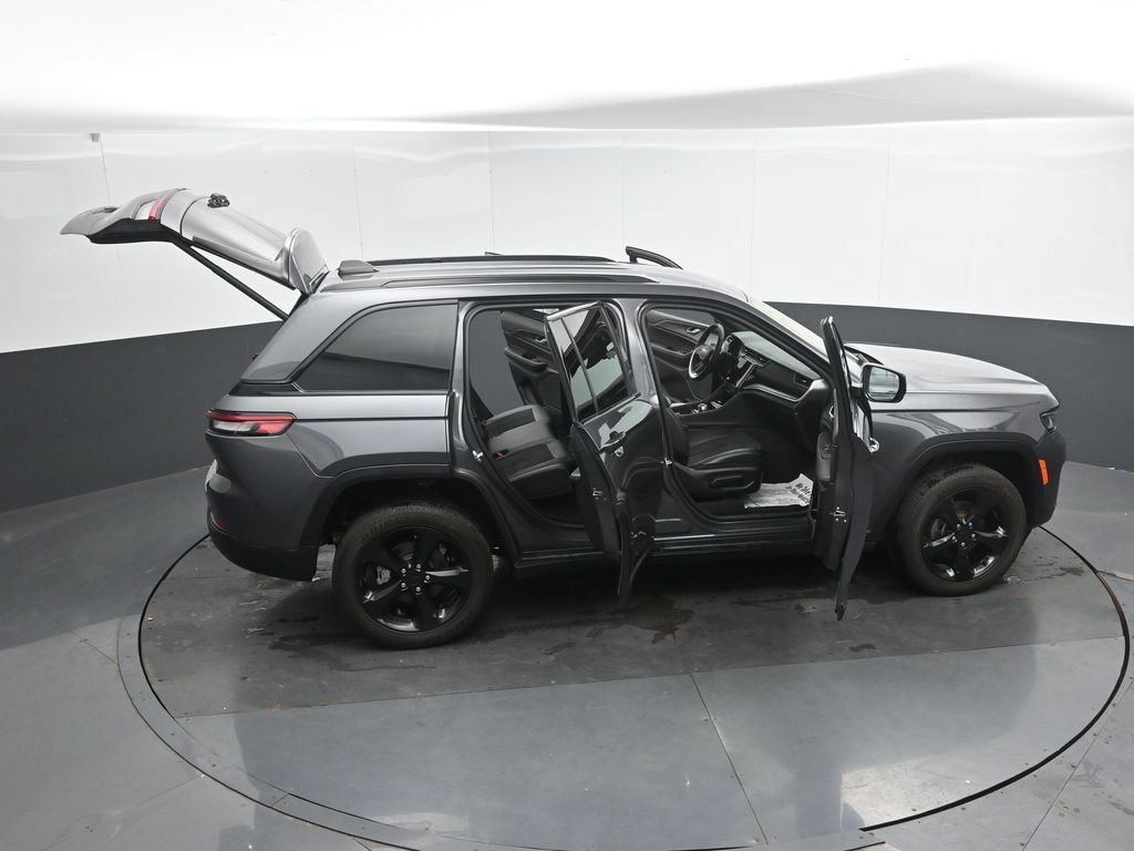 Used 2025 Jeep Grand Cherokee Altitude AWD/4WD image 50