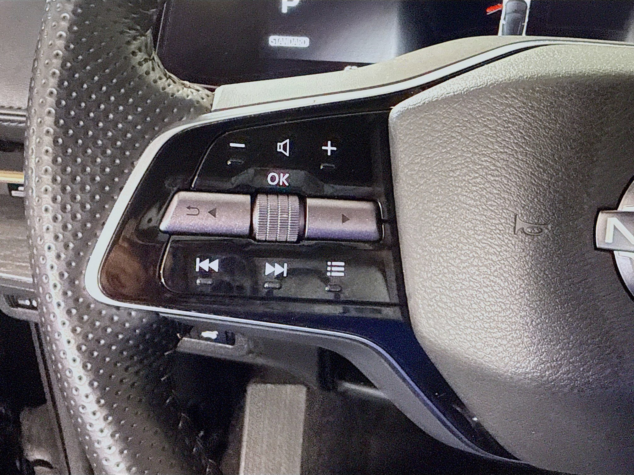 Used 2023 Nissan Ariya FWD image 14