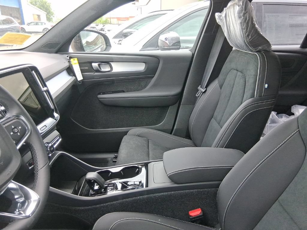 New 2026 Volvo XC40 B5 Ultra w/ Protection Package Premier AWD/4WD image 9