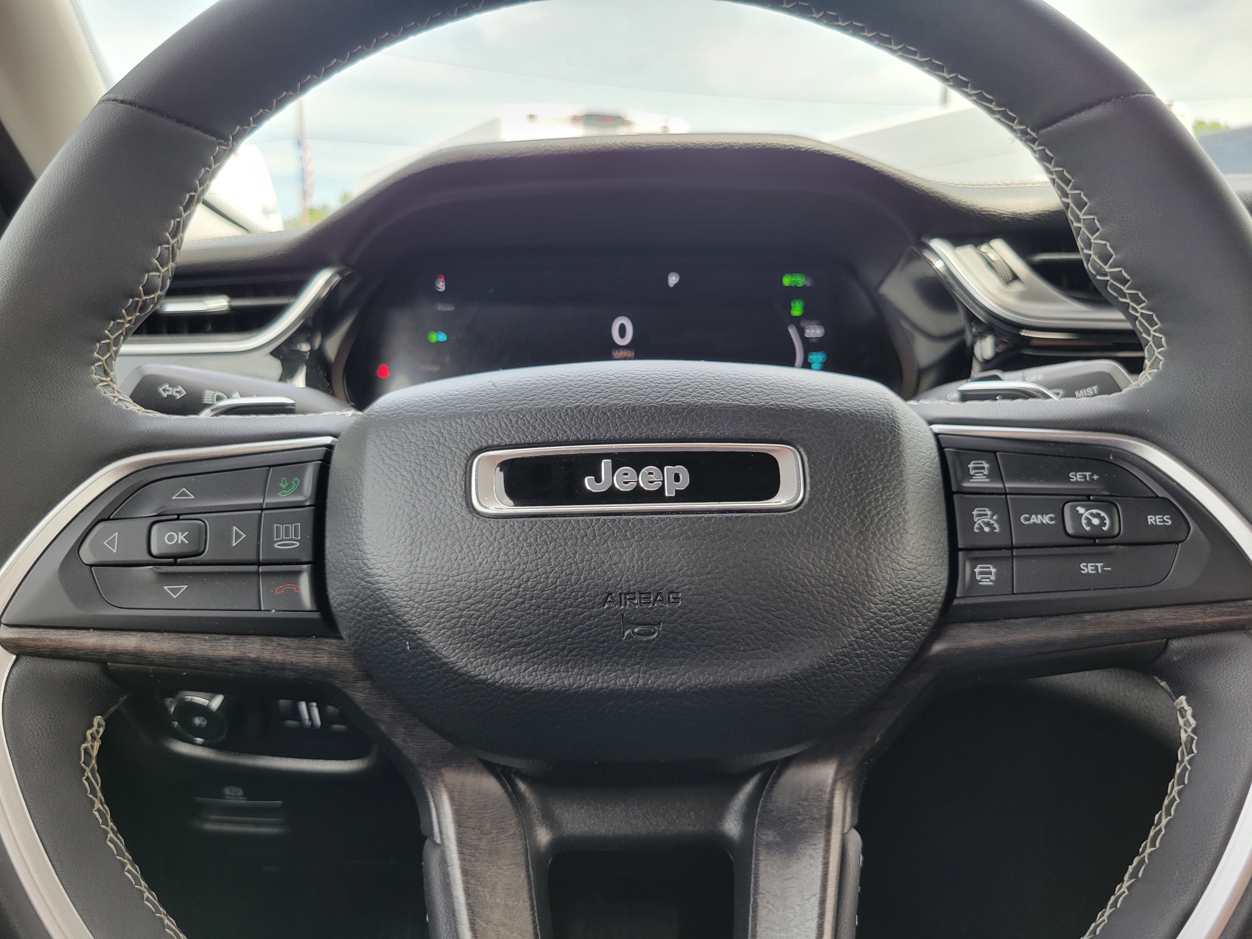 Used 2023 Jeep Grand Cherokee 4WD 4xe w/ Luxury Tech Group II image 11