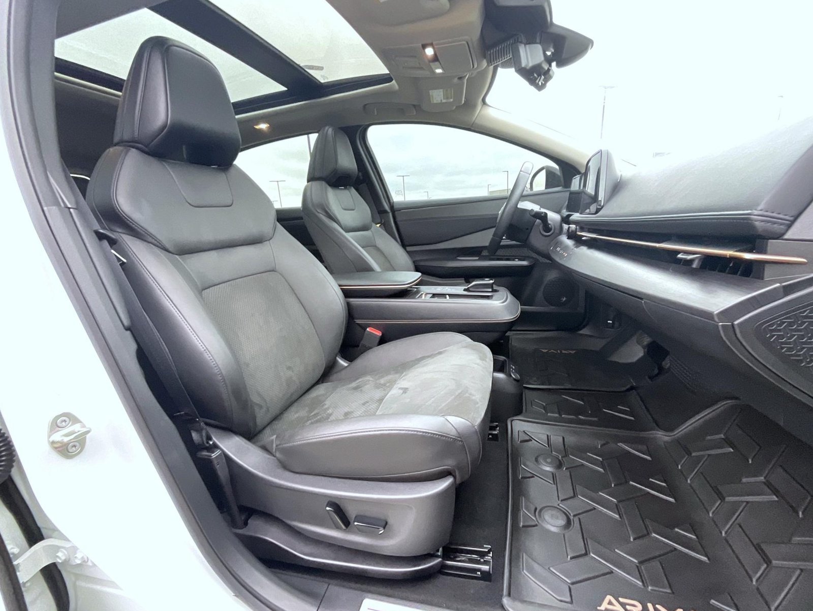 Used 2023 Nissan Ariya AWD image 17