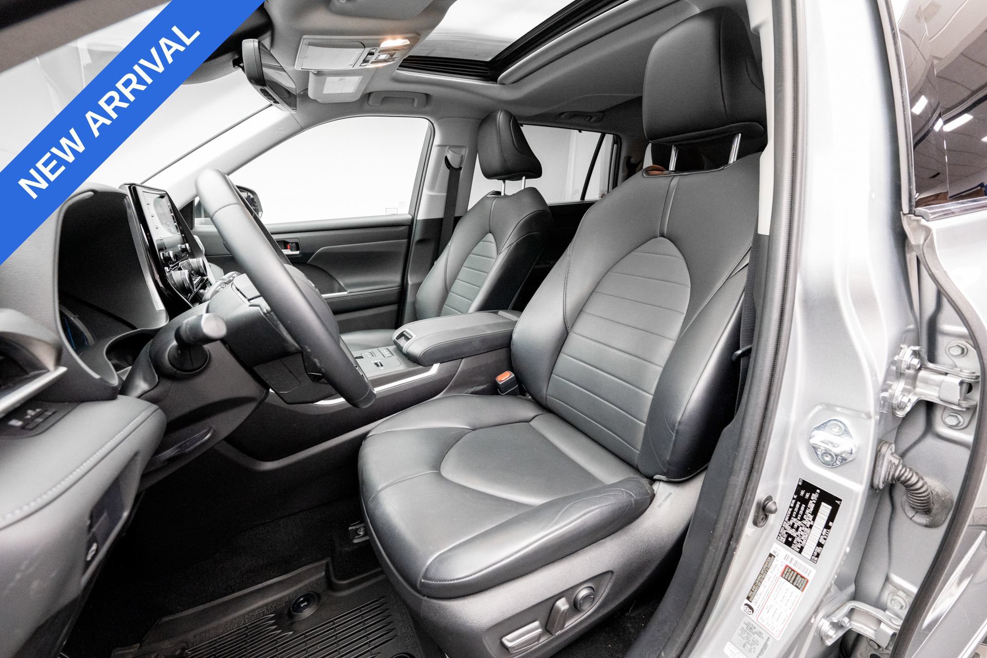 Used 2021 Toyota Highlander XLE AWD/4WD image 11