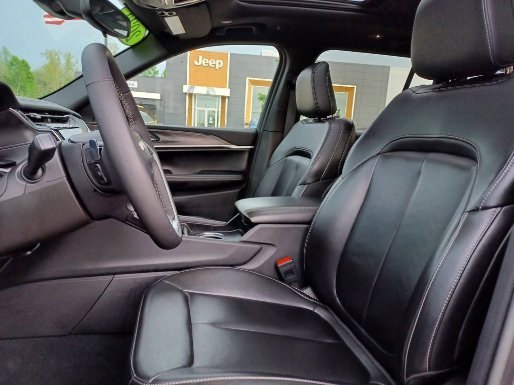 Used 2024 Jeep Grand Cherokee Limited w/ Black Appearance Package AWD/4WD image 9