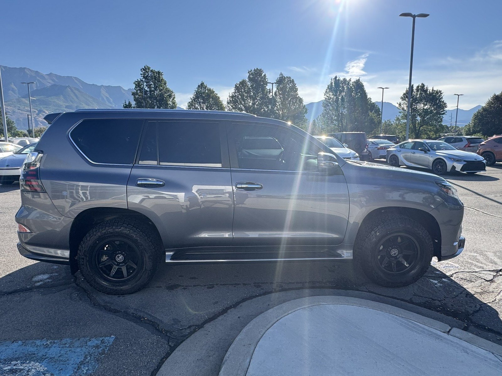 Used 2023 Lexus GX 460 Luxury w/ Sport Design Package AWD/4WD image 8