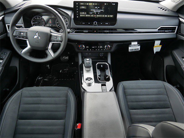 Used 2025 Mitsubishi Outlander SE image 11