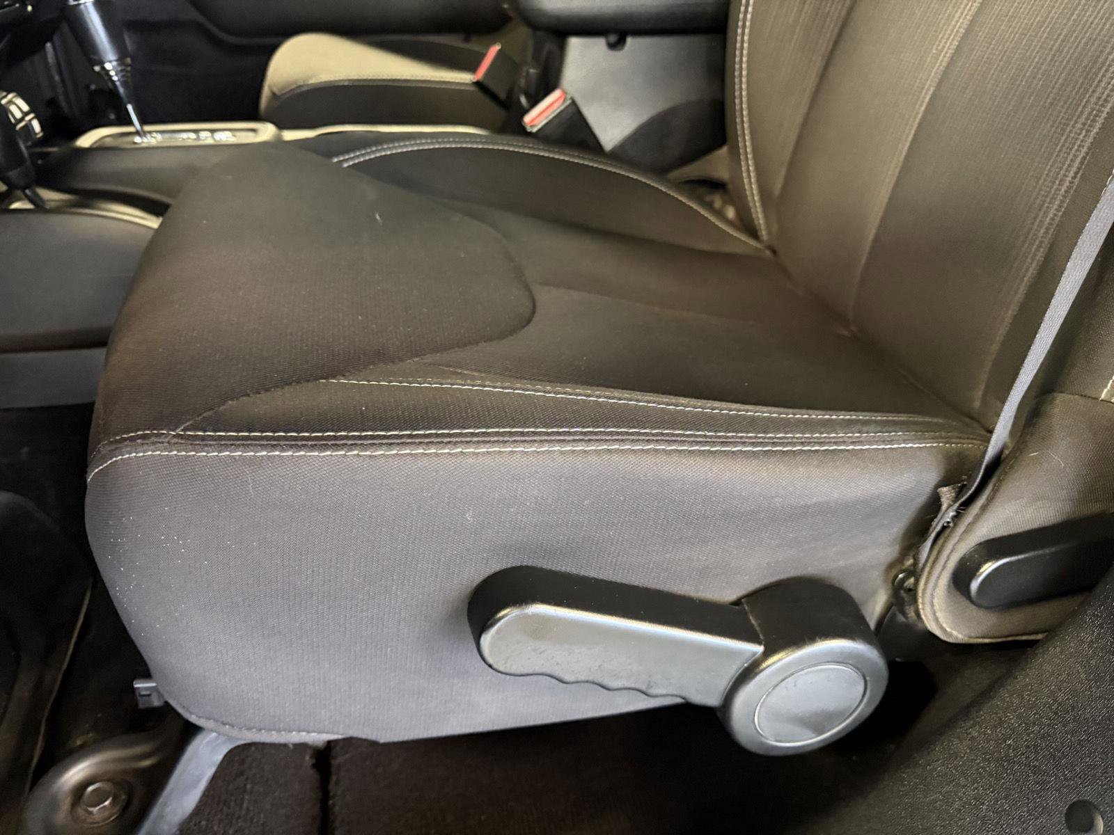 Used 2015 Jeep Wrangler Unlimited Rubicon w/ Connectivity Group image 21