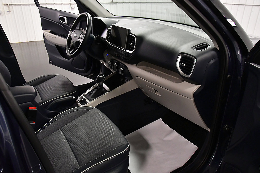 Used 2025 Hyundai Venue Limited FWD image 29
