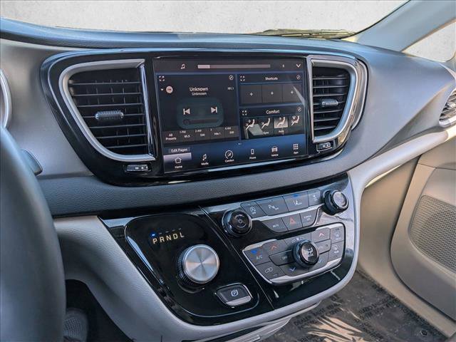 Used 2023 Chrysler Pacifica Touring-L image 13