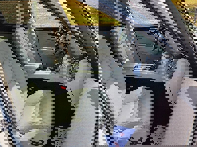 Used 2020 Volvo XC60 T6 Momentum w/ Protection Package image 16