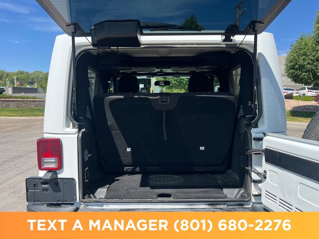 Used 2016 Jeep Wrangler Sahara w/ Connectivity Group AWD/4WD image 9