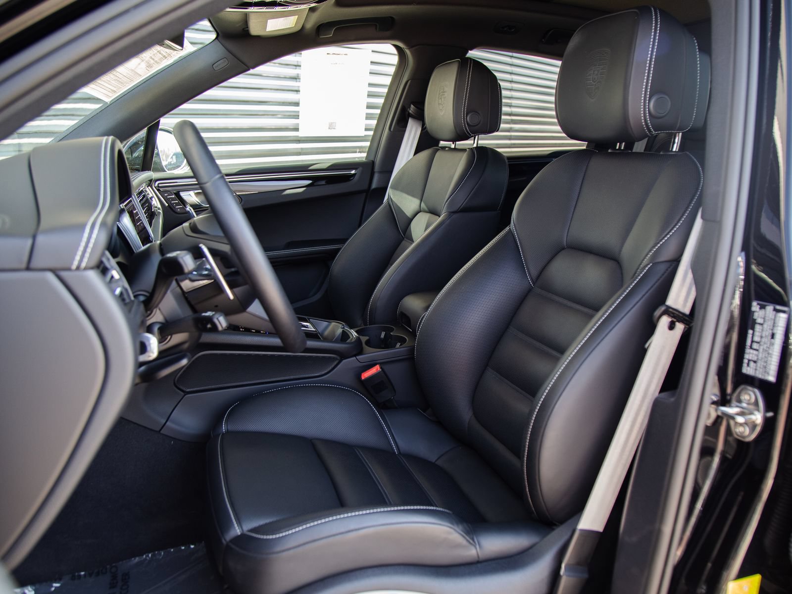Certified 2026 Porsche Macan AWD/4WD image 5