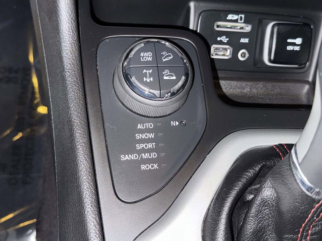 Used 2017 Jeep Cherokee Trailhawk w/ Comfort/Convenience Group image 23