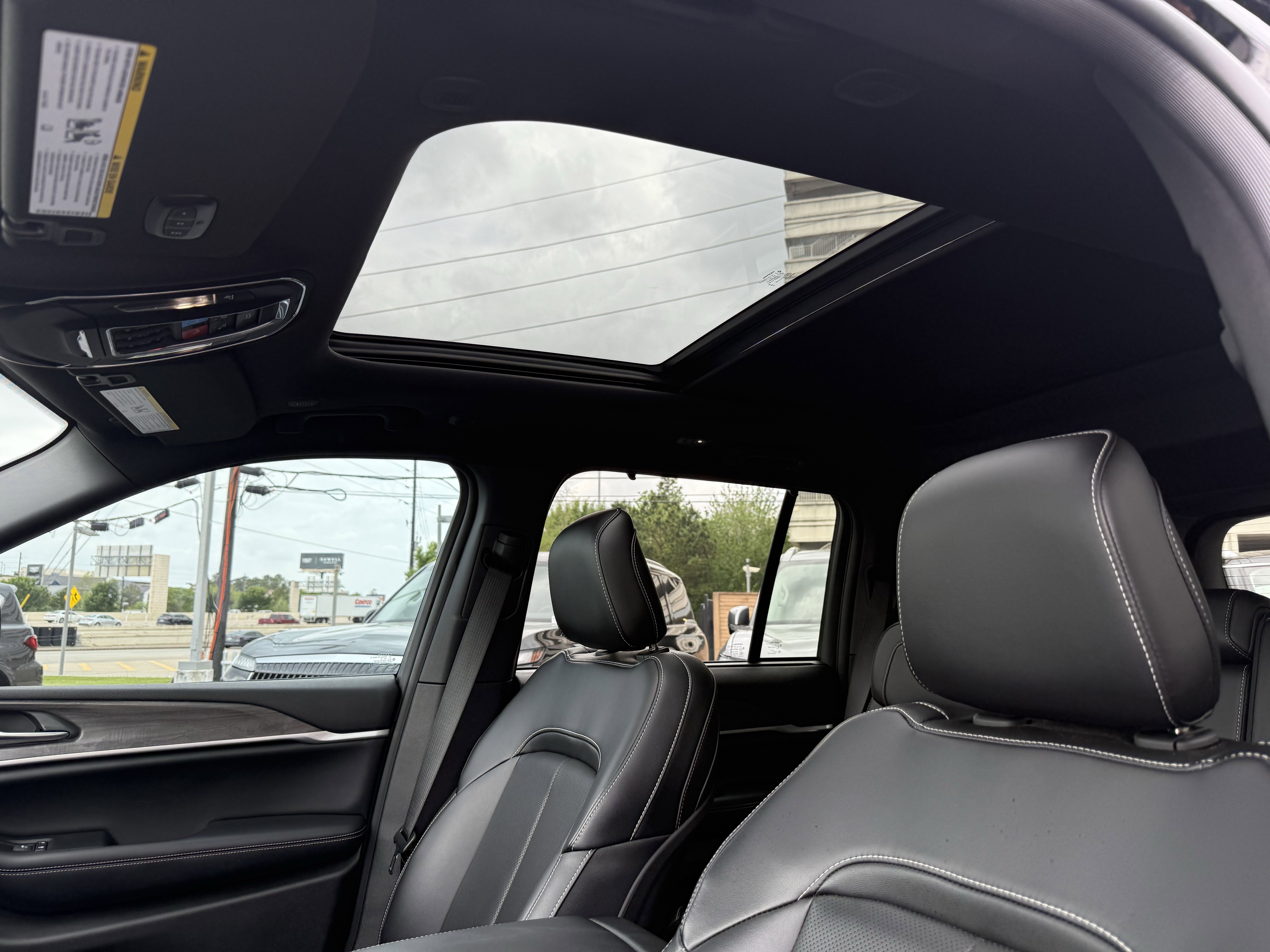 Used 2024 Jeep Grand Cherokee Limited w/ Luxury Tech Group II image 14