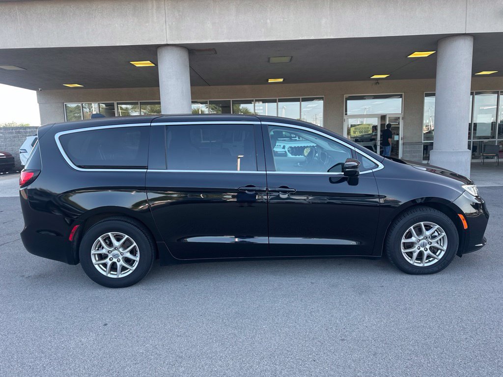 Used 2024 Chrysler Pacifica Touring-L FWD image 4