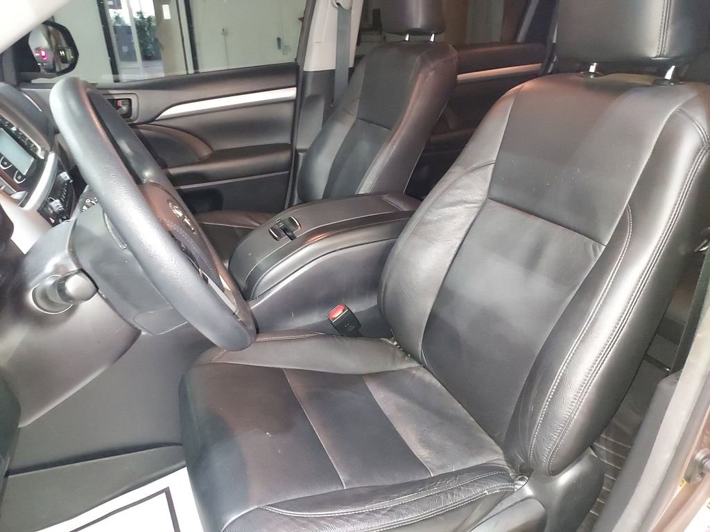 Used 2018 Toyota Highlander LE AWD/4WD image 17