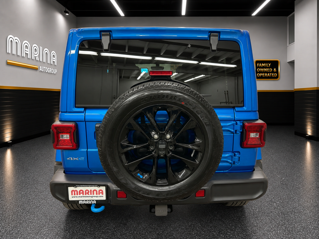 Used 2023 Jeep Wrangler Unlimited Sahara w/ Cold Weather Group AWD/4WD image 18