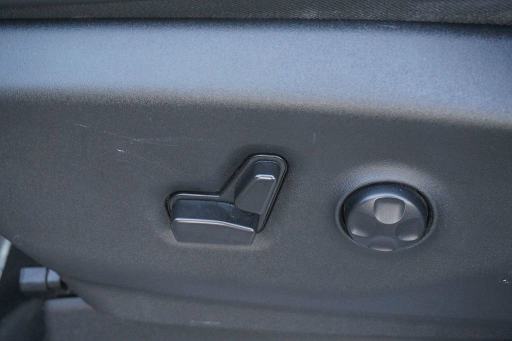 Used 2021 Chrysler Voyager Lxi image 23