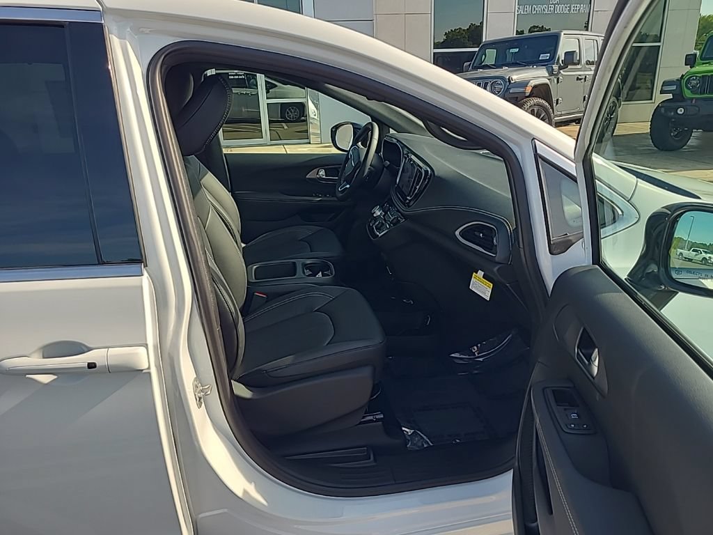 New 2025 Chrysler Pacifica Select FWD image 25