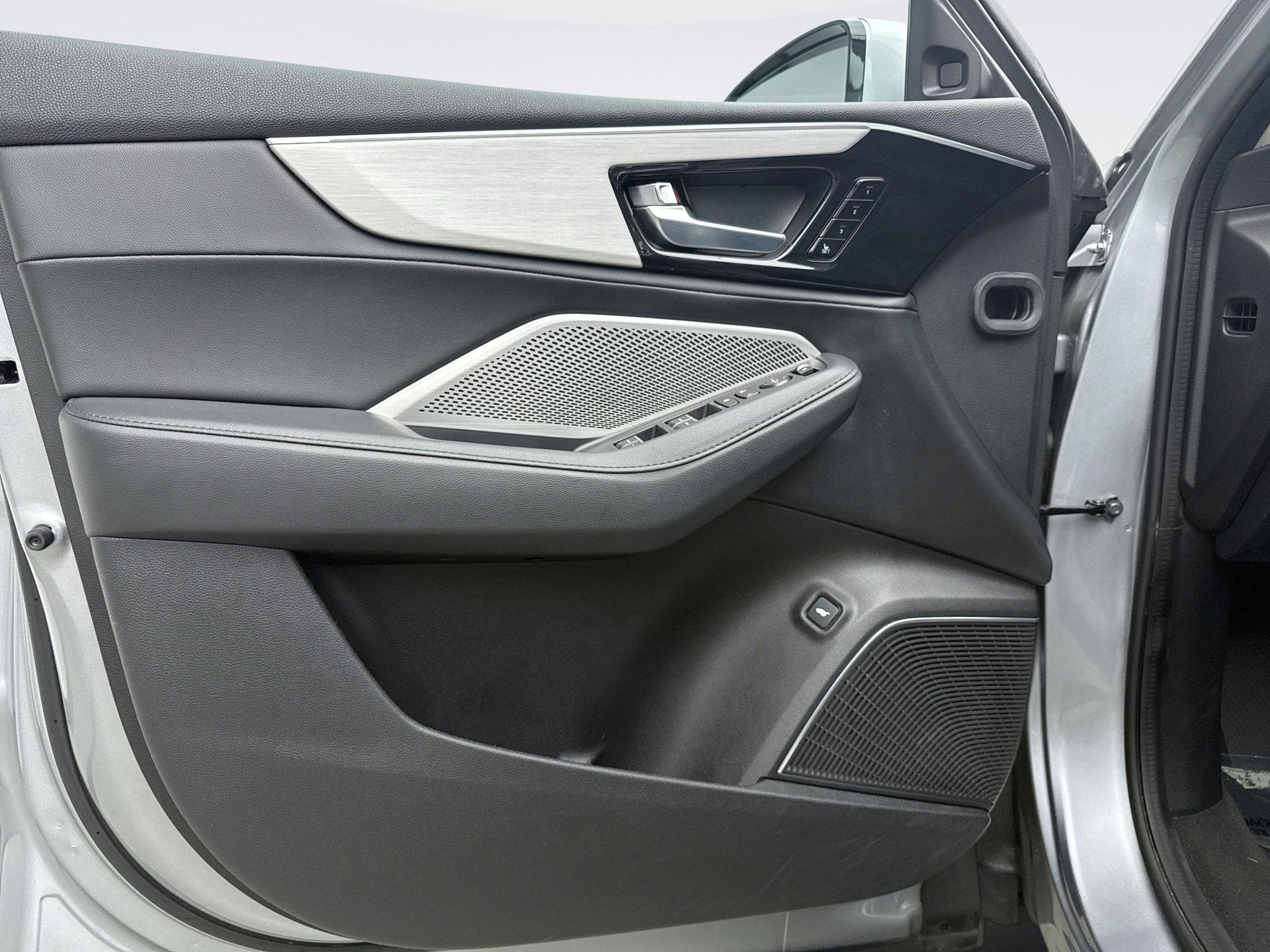 Used 2023 Acura MDX SH-AWD image 9