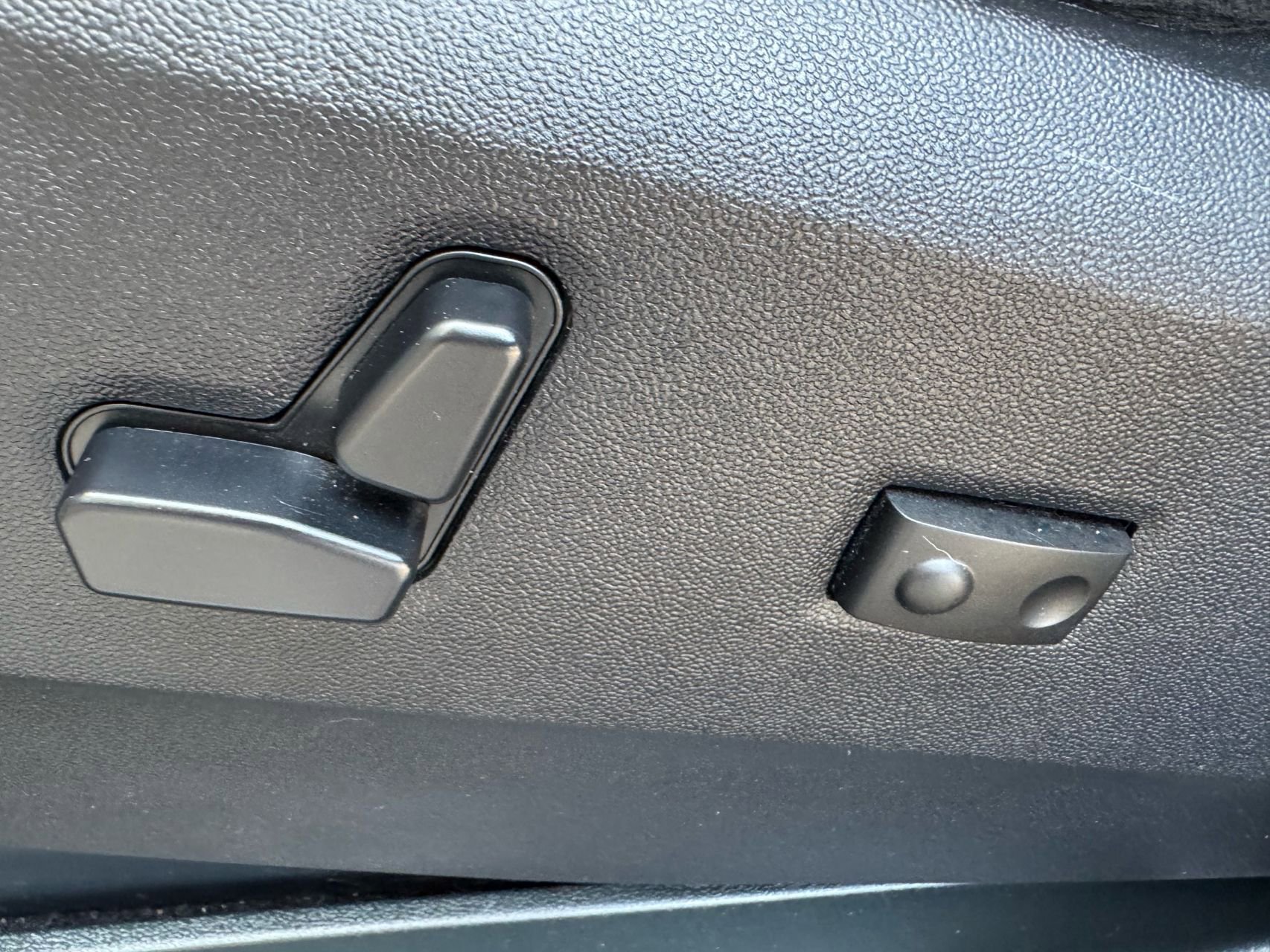 Used 2012 Chrysler Town & Country Touring w/ Entertainment Group #1 FWD image 25