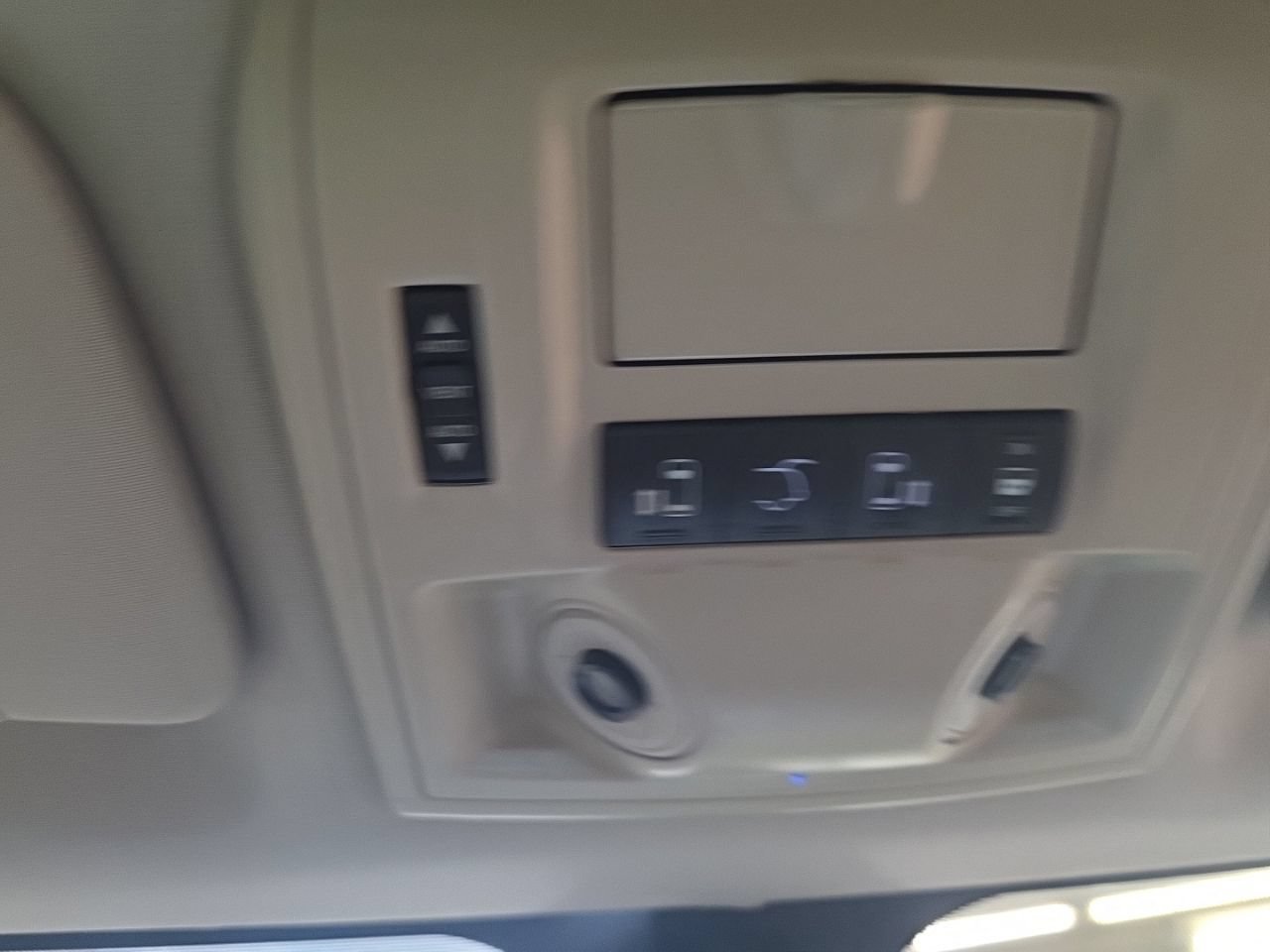 Used 2015 Chrysler Town & Country Limited Platinum FWD image 33