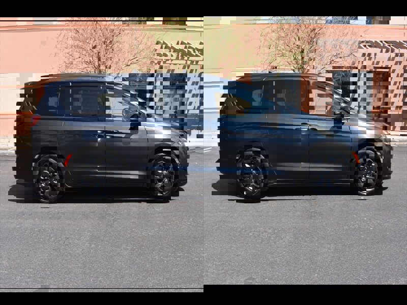Used 2020 Chrysler Pacifica Limited w/ Advanced Safetytec Group