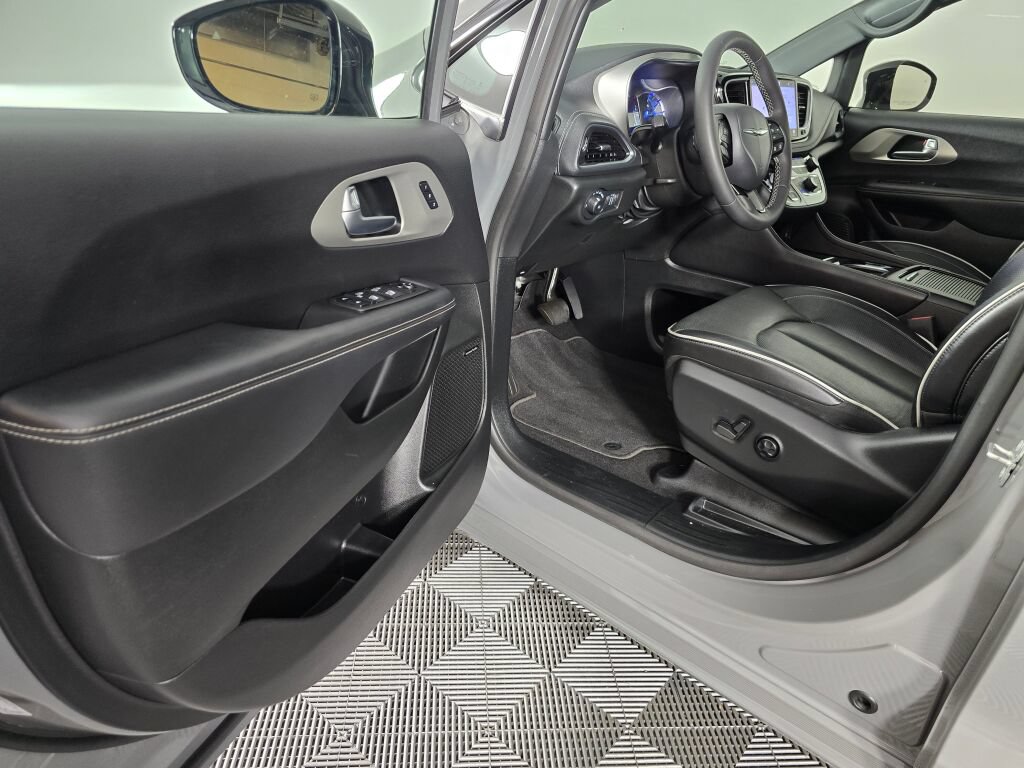 Used 2023 Chrysler Pacifica Limited w/ Uconnect Theater Family Group FWD image 20