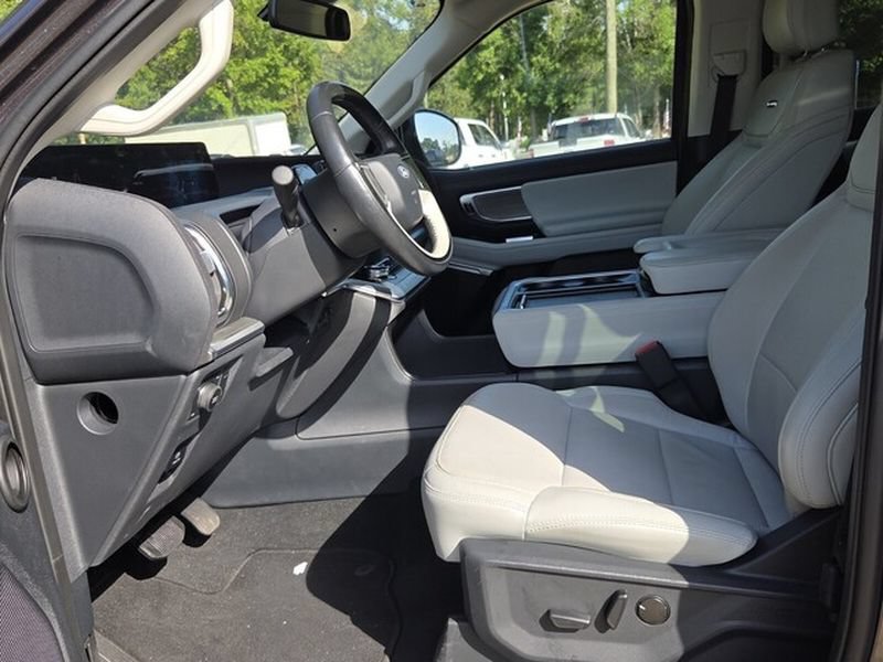 Used 2025 Ford Expedition Platinum AWD/4WD image 6