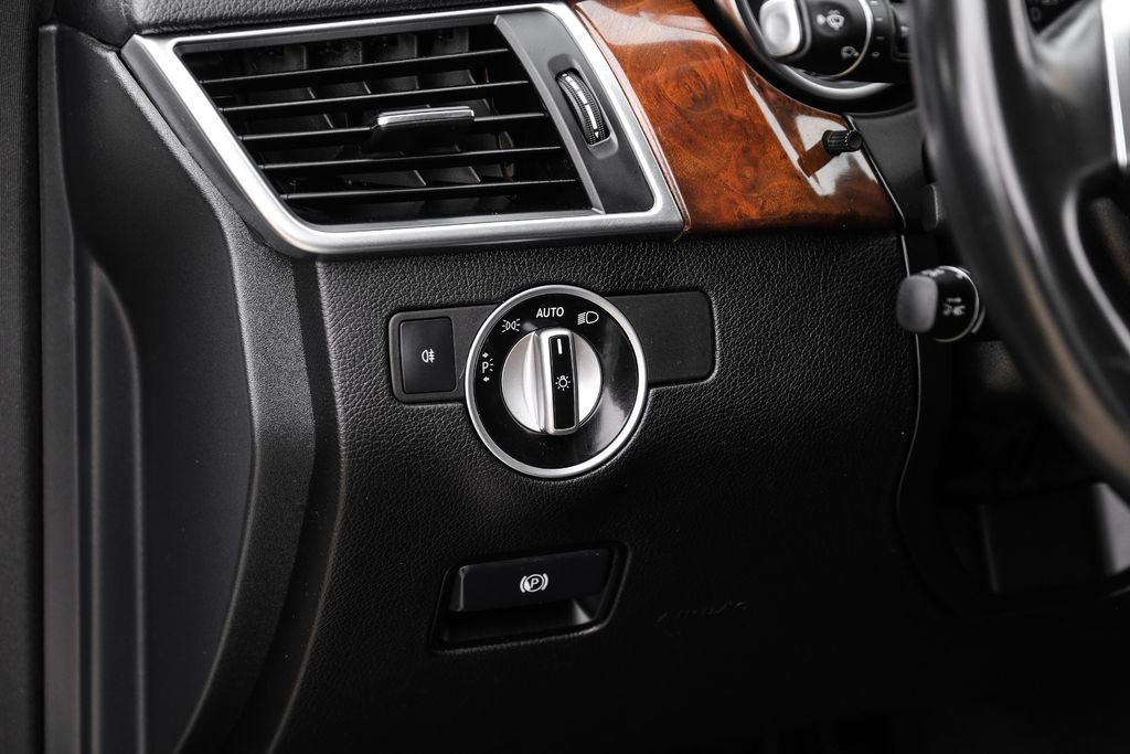 Used 2015 Mercedes-Benz GL 550 4MATIC image 27