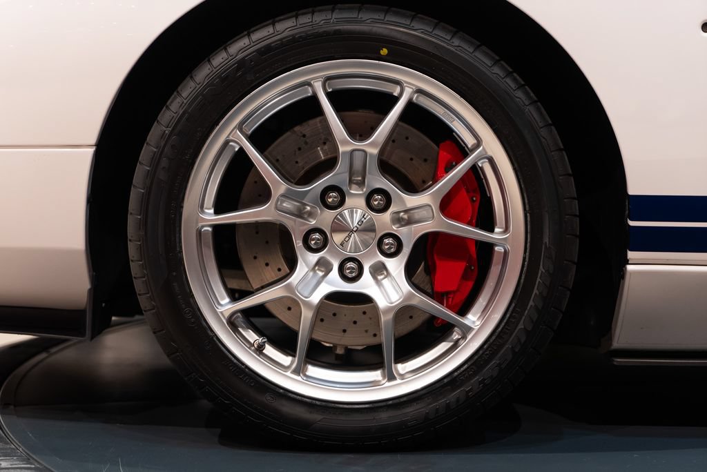 Used 2005 Ford GT RWD image 12