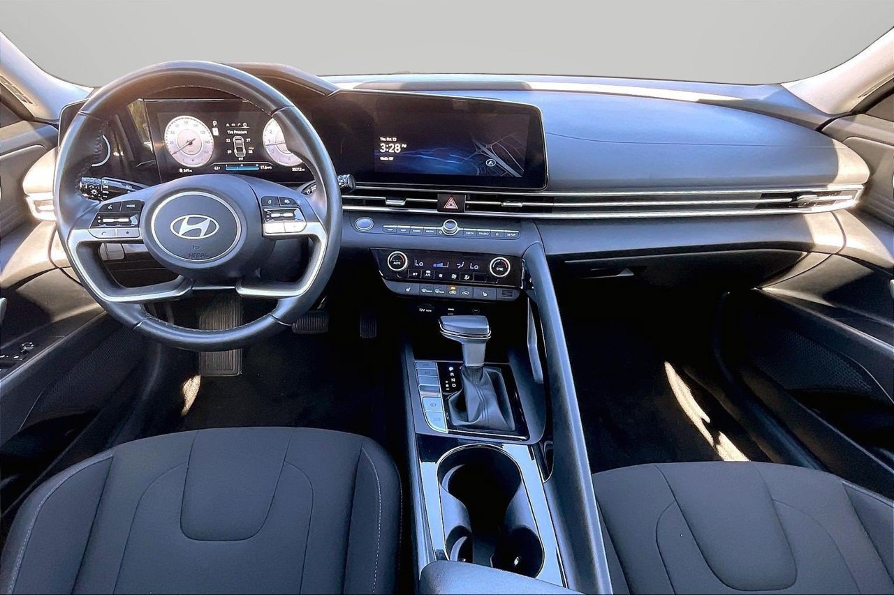 Used 2025 Hyundai Elantra SEL FWD image 15