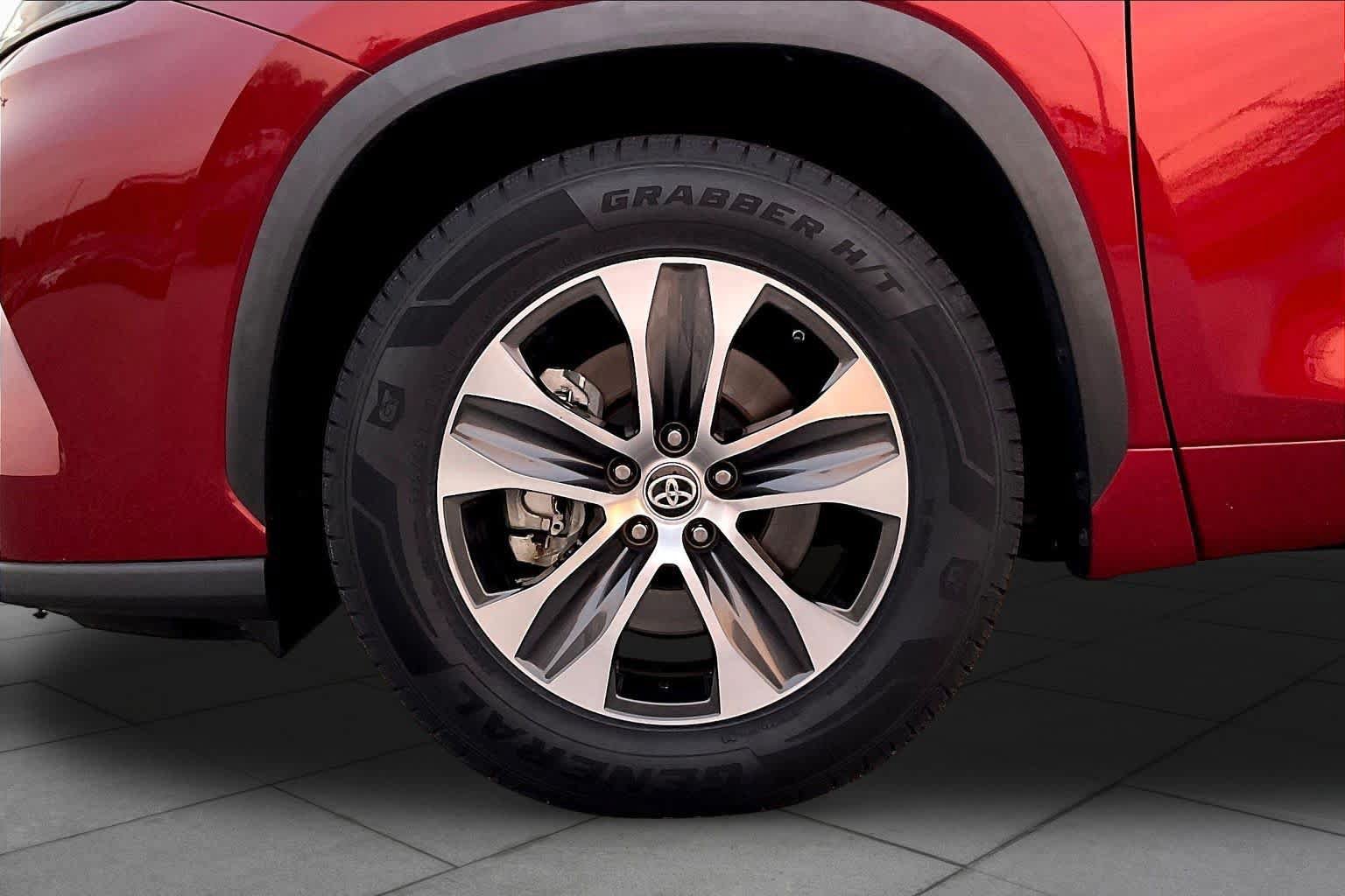 Used 2022 Toyota Highlander XLE FWD image 11