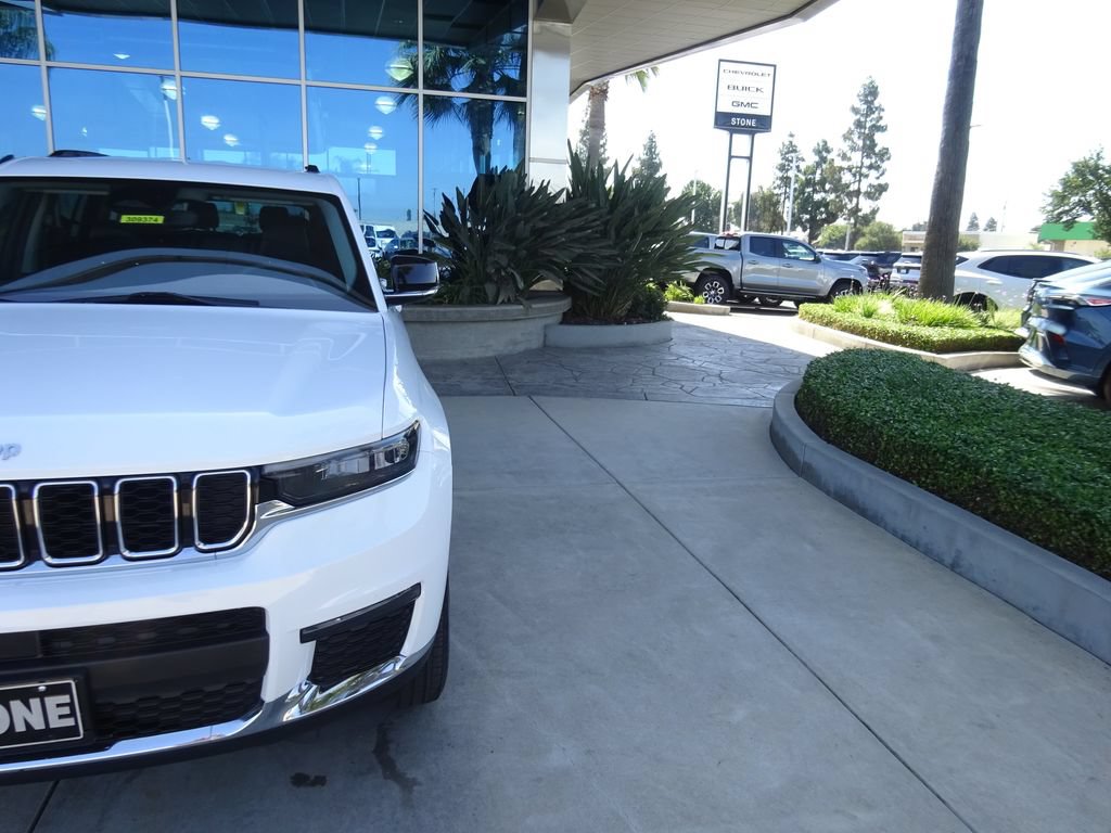 Used 2023 Jeep Grand Cherokee L Limited AWD/4WD image 33