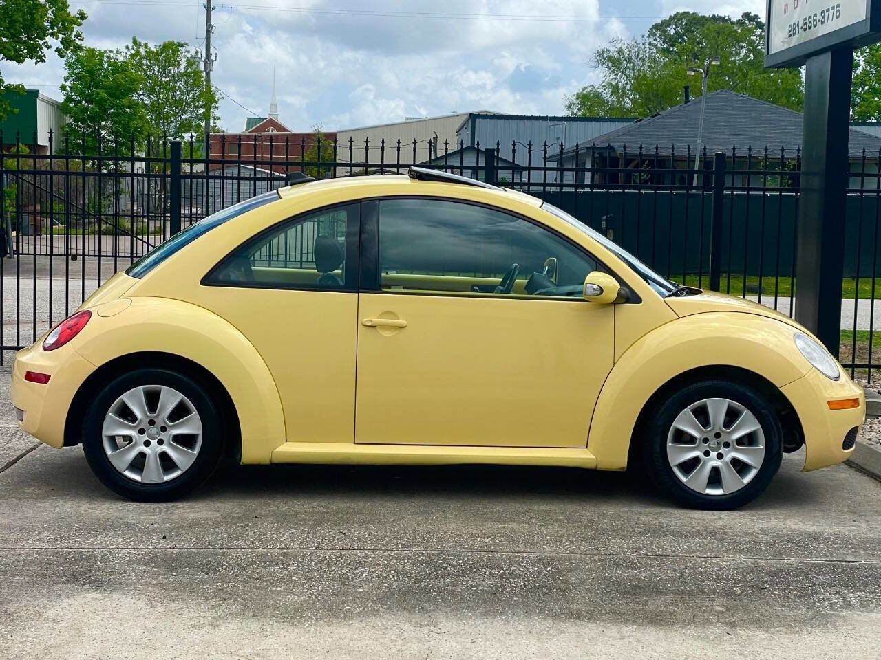 Used 2009 Volkswagen Beetle Coupe FWD image 6