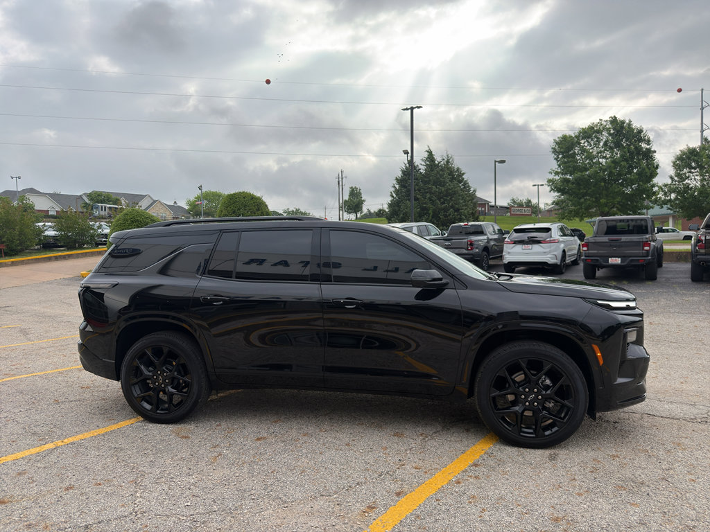 Used 2025 Chevrolet Traverse RS FWD image 4