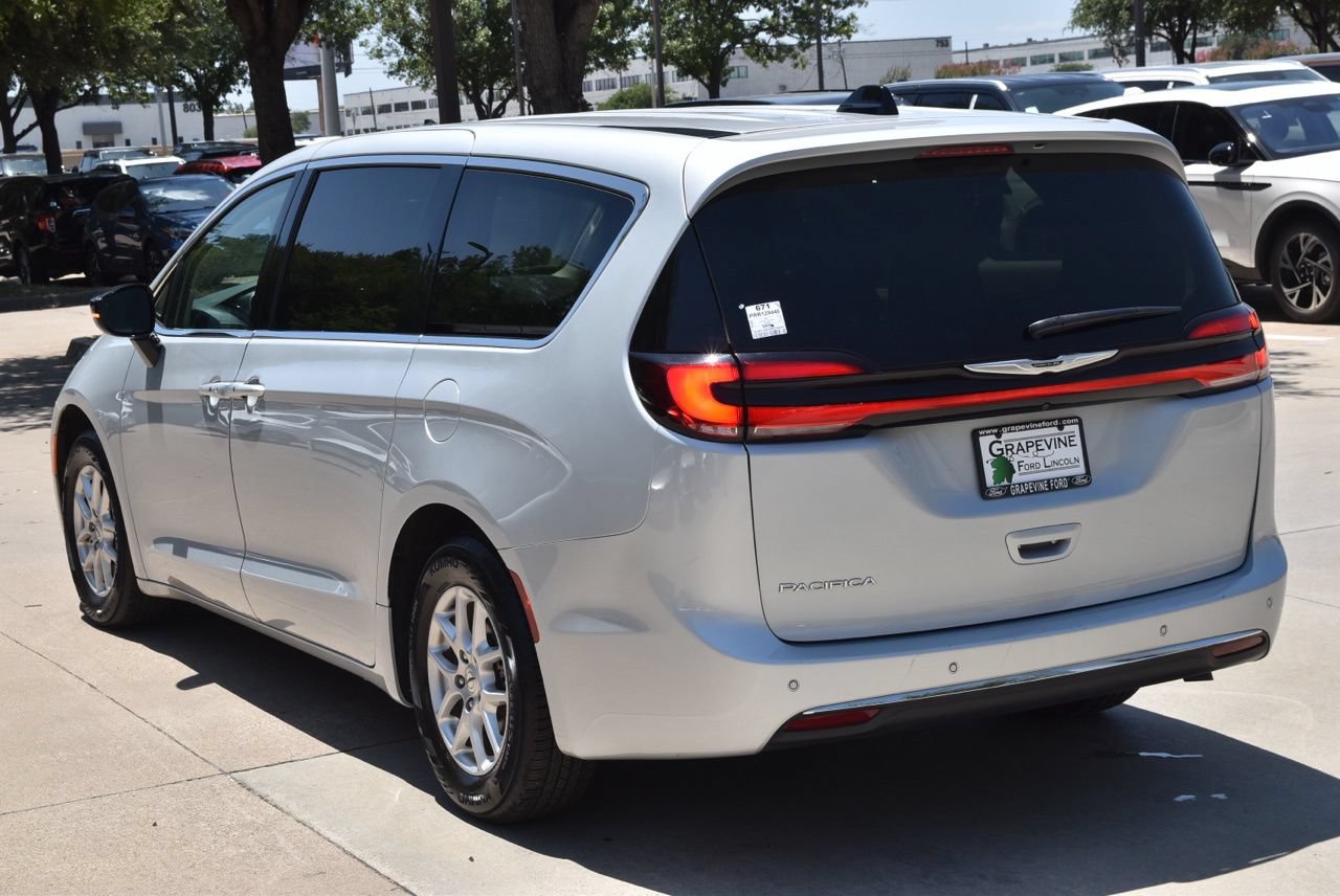 Used 2024 Chrysler Pacifica Touring-L FWD image 10