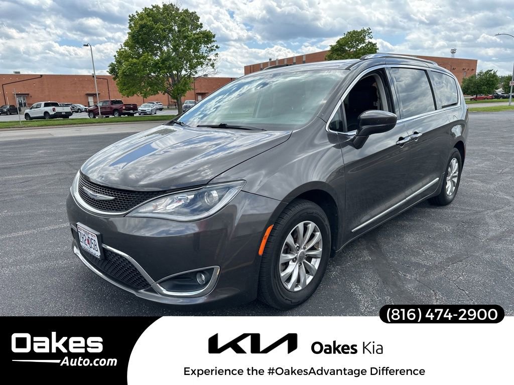 Used 2019 Chrysler Pacifica Touring-L FWD image 1