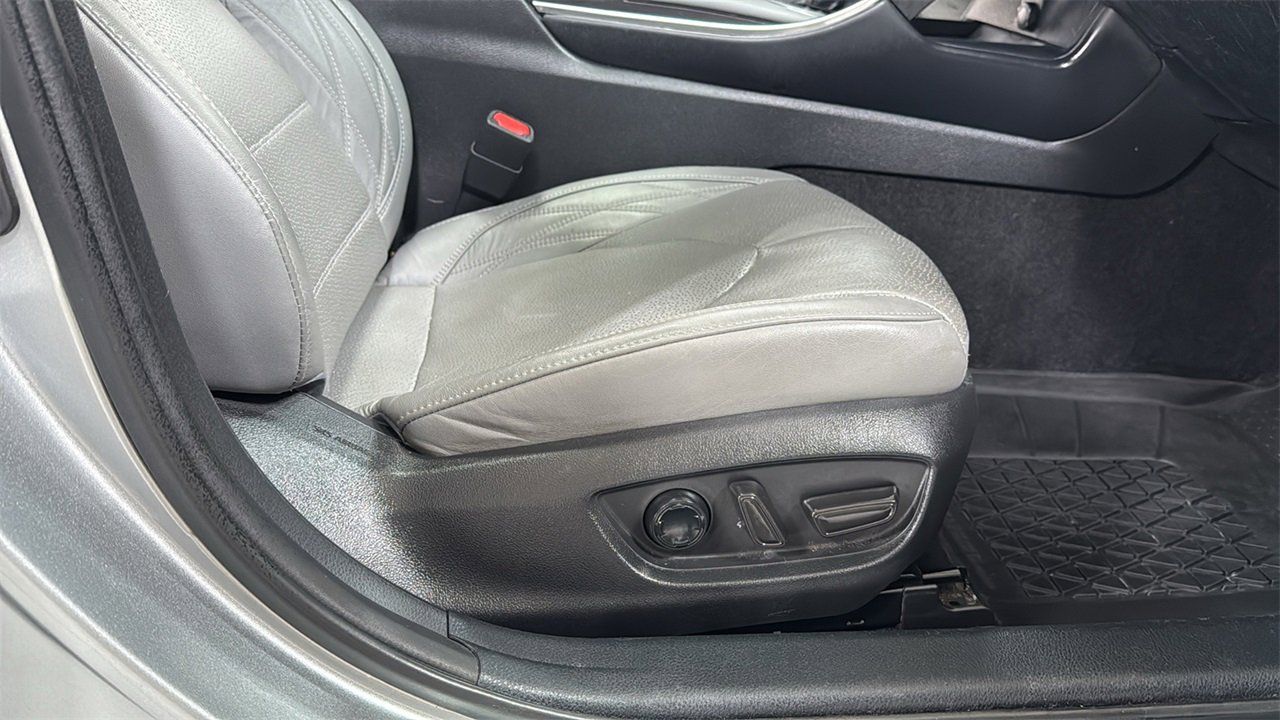 Used 2020 Toyota Avalon Limited image 20