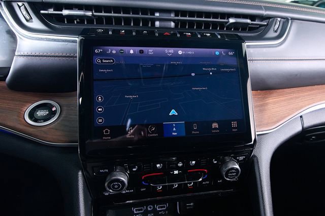 Used 2022 Jeep Grand Cherokee Summit w/ Luxury Tech Group V image 17