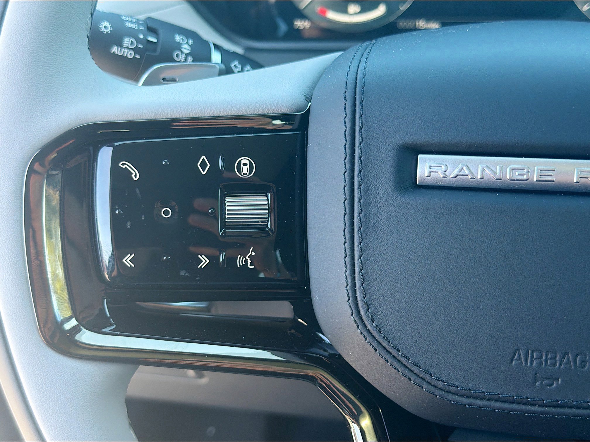 New 2026 Land Rover Range Rover Velar Dynamic SE image 37