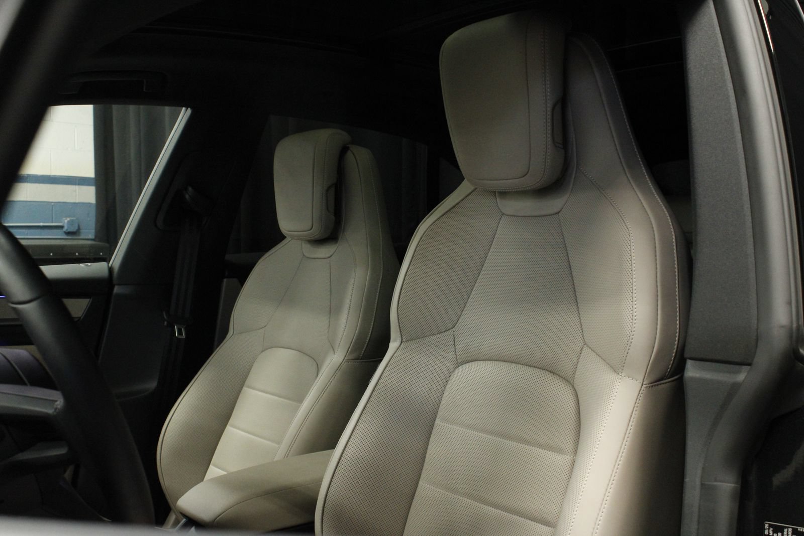 Certified 2025 Porsche Macan 4 Electric AWD/4WD image 5